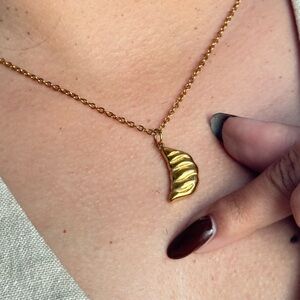 Elegant Gold Pendant Necklace